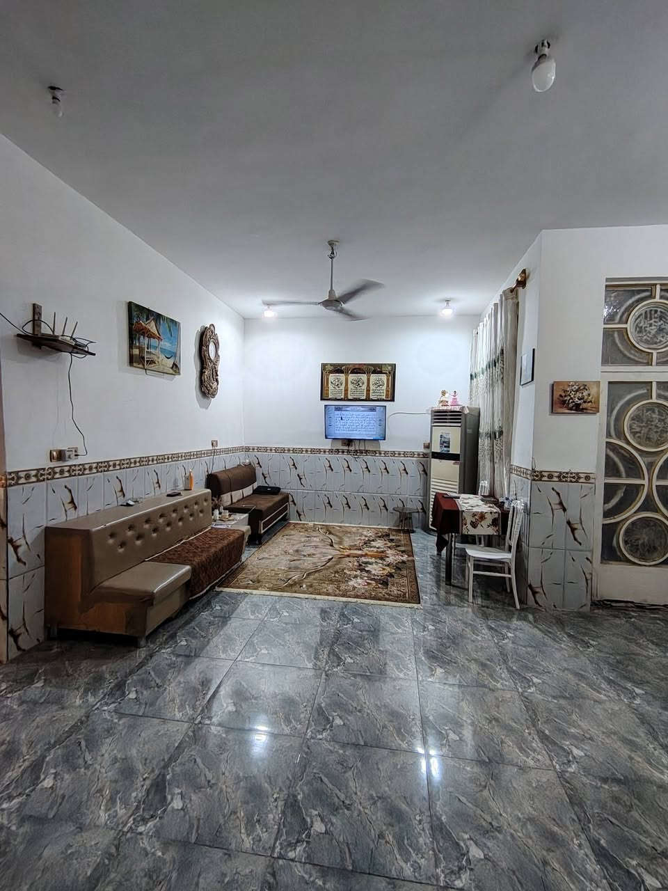 السلام عليكم دار سكن للبيع في الكوت منطقة حي الحكيم نزلة الوائلية على نفس شارع الصب مساحتة 200م البناء طابوق والسقف صب مسلح والارضية والجدران سيراميك ويتكون البيت من غرفتين نوم وصالة واستقبال ومطبخ وصحيات داخلية وخارجية ومرقم من قبل البلدية السعر 80 وبي مجال الاستفسار الاتصال على هذا الرقم ***********
