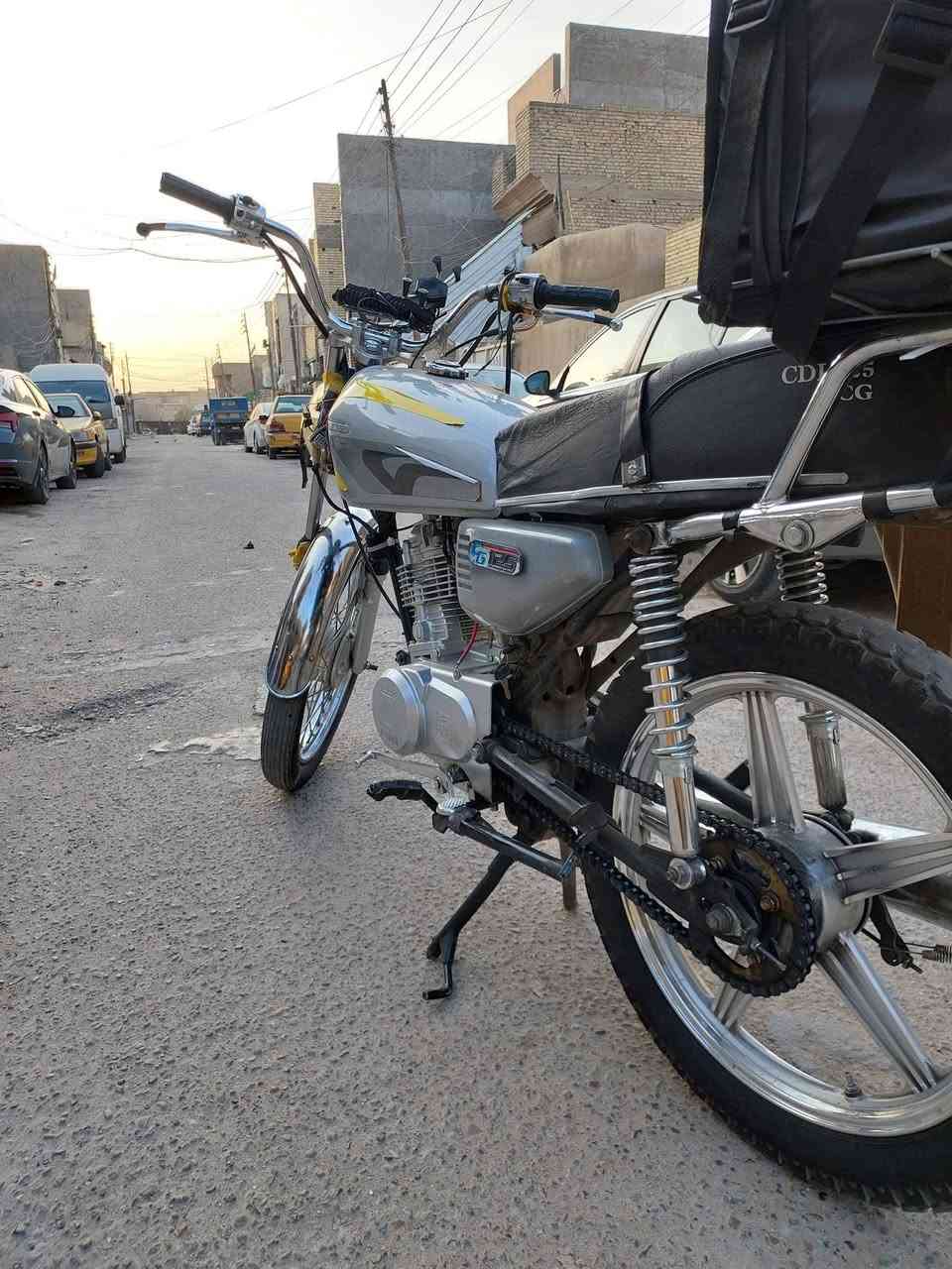 سلام عليكم (للبيع) دراجة نامة 4 كير محرك موديل 2025. ما ممدود عليه صبانة دراجة تعمير ما صارلها 4 اشهر من معمرها رايدها ب 550 وبيه مجال بسيط رقم التواصل *********** (بغداد)
