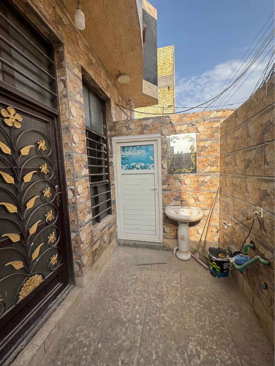 النجف حي الجامعة • ١٠٠م • بناء حديث