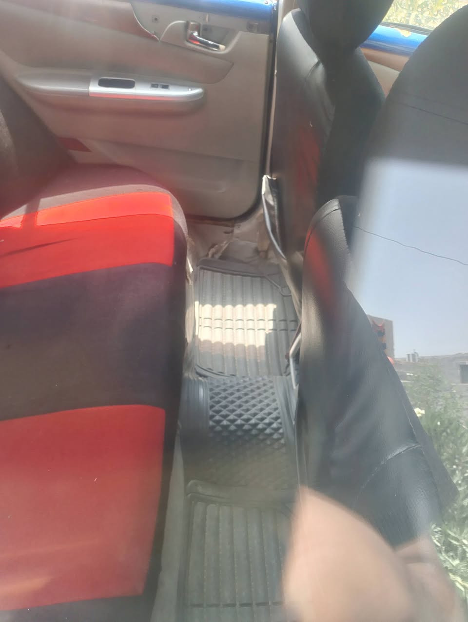 السلام عليكم سياره ليفان  ٢٠١١ نضيفة مابيه اي نقص مال جناي التبريد عوزه بس غاز السنويه باقيله شهر وتسقط مداور ثاني يوم رقم نجف متعهد بلمداورالسعر٣٧ وبيه مجال قليل الشراي يتصل***********
