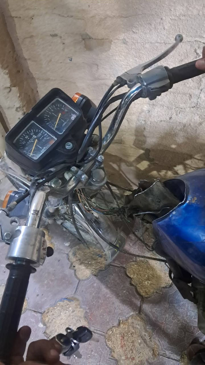 دراجه مكطوم شاصيه للبيع. اوراق اصوليه كامله.  سعرة.  ٢٢٥.  والشراي. يدلل.     ***********. مديل. ٢٠١٦.
