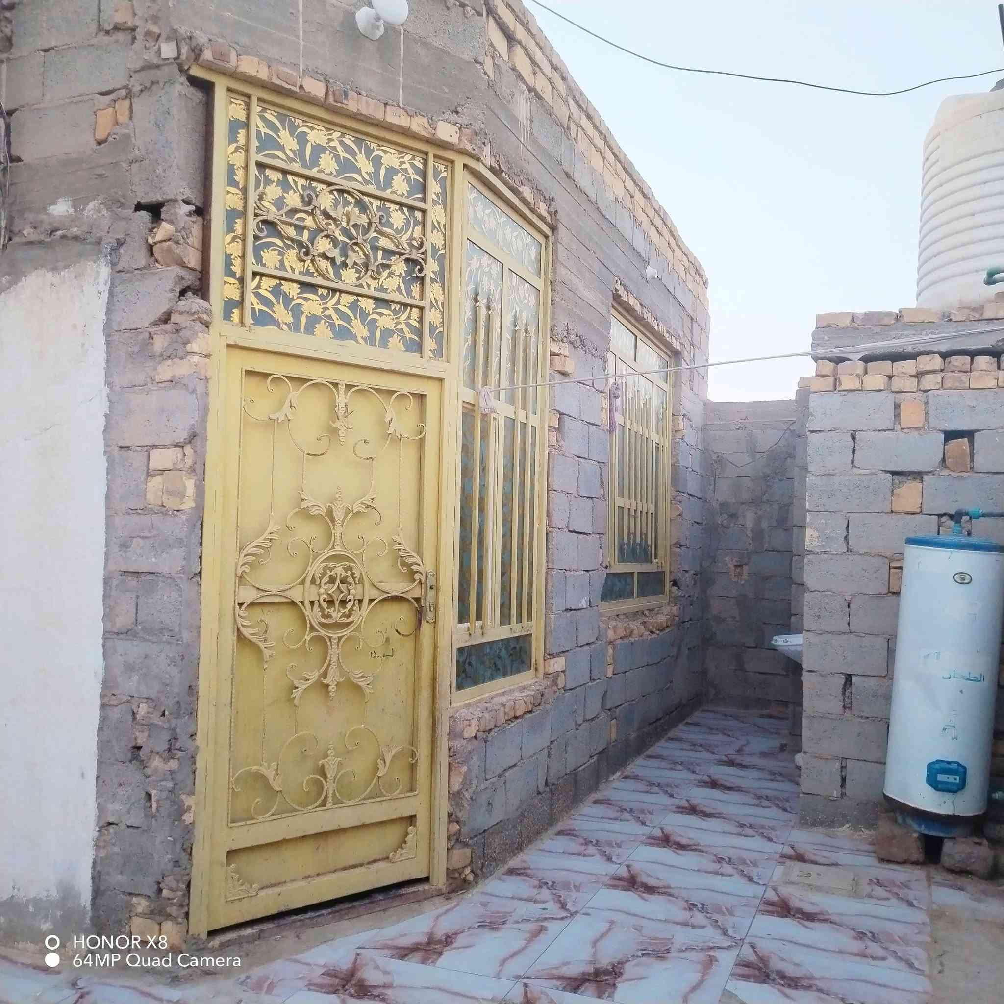 بيت زراعي البيع مساحه 200م
طريق سوك  العكيكه بستان ال طعيمه قرب للشارع لعام محتوياته غرفتين وصاله واستقبال وديوانيه ومطبخ وصحيات وترك ومنور بناء جديد بلوك كهربائي رباطات عوزه بس بورك  بيتونه وارضيه ديوانيه هاذا رقمي *********** السعر44 وبي مجال شراي بسيط جداً

نص مكتوب في الصور:
- HONOR X8 64MP Quad Camera
- O HONOR X8 64MP Quad Camera
- HONOR X8
- 64MP Quad Camera