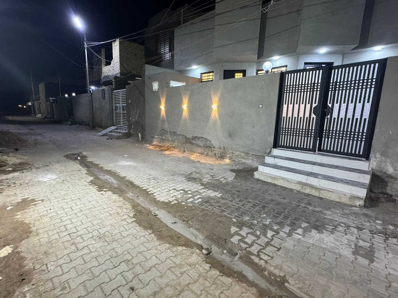 يالله بيت للبيع بساتين محمد علي  ٢٠٠م خلف متنزه الورده غرفتين وحمامات داخليه وخارجيه صاله ومطبخ وبراني بناء٢٠٢٦  حديث شغل درجه اولا بناء علا ايدي كونكريت مسلح جاهز للسكن السعر ١٧٥ بيه مجال قليل ***********
