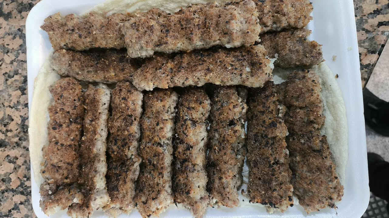 السلام عليكم اخوان فاتح مطعم ع باب الله والاكل نضيف وكل يوم بيوم الطبخ عندي كل انواع التمن والمرك وكباب لحم. يوم بيوم ودجاج ذبح مستعدين التجهيز كل المناسبات اتمنه زرونه 
لمكان بدايت شارع مكتب الرشيد مقابيل مركز الصحي (مطعم الدر ) ***********
