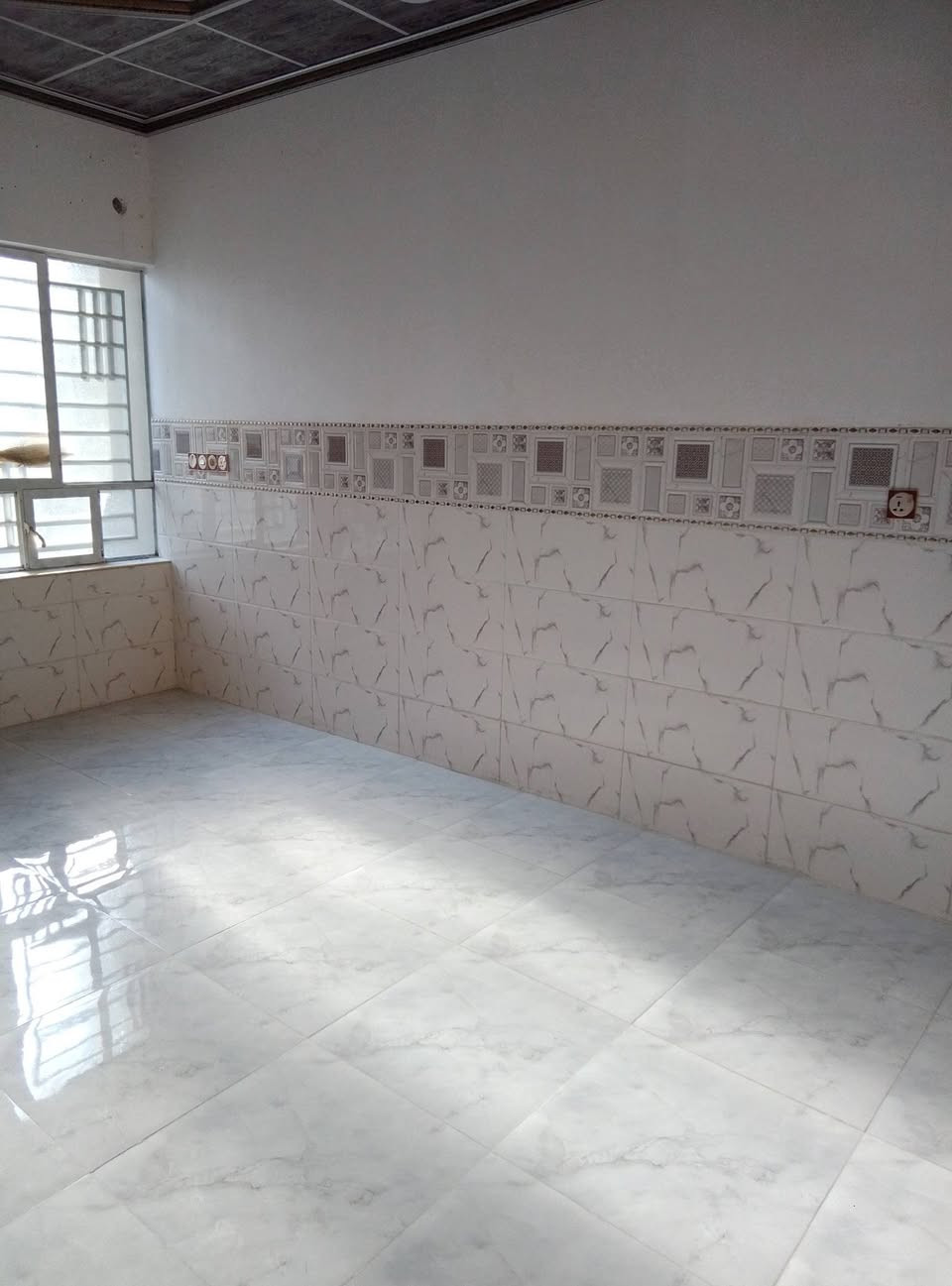 دار سكني كارت مساحه 100متر باص يحتوي على غرفتين نوم وستقبال وبطبخ وصحيات وبيتونه كبيره واكراج خدمات ماء كهرباء تبليط العنوان حي السماح الأولى خلف جامع طه السعر 58وبي مجال 
***********
***********
