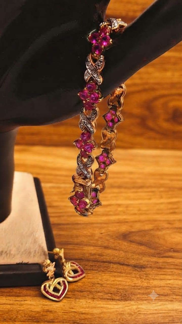( ***********     واتساب &  فايبر
تخم عبارة عن( سوار وتراجي )من الالماس الطبيعي النقي مرصح بحبات حجر الياقوت الروبي النادر وطلاء ذهب 18 ثابت على الفضة العالية (925) بتصميم وصياغة  ايطالي فاخرة ،،، )
