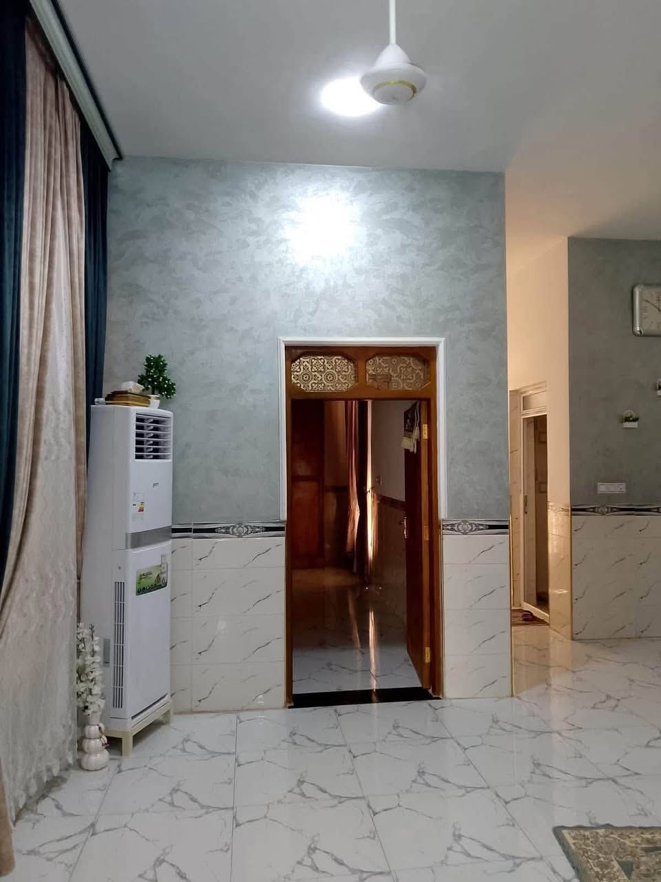 تسلسل: 1170
🏡 دار للبيع او مراوس بيت ثاني في الفلوجة حي الجولان الثانية قرب الطريق الحولي الجديد🏡
            
                     📢 على بركة الله 📢
📍طابو زراعي  سند باسمي
📍المساحة  = ١٥٠ م٢
📍الشارع: ٩م
📍بناء بلوك

🔷مشيدات الدار للطابق الاول
غرفة نوم واستقبال وصالة ومطبخ حار+بارد وحمامات+صحيات
🔷 الطابق الثاني
صالة وغرفتين نوم (الطابق الثاني نقص بياض)

🟨سعر البيع للعقار :  75 مليون دينار 

⚠️ شارع مسدود نهايتة يعني بس 3 بيوت  
هاتف *********** بي واتساب
