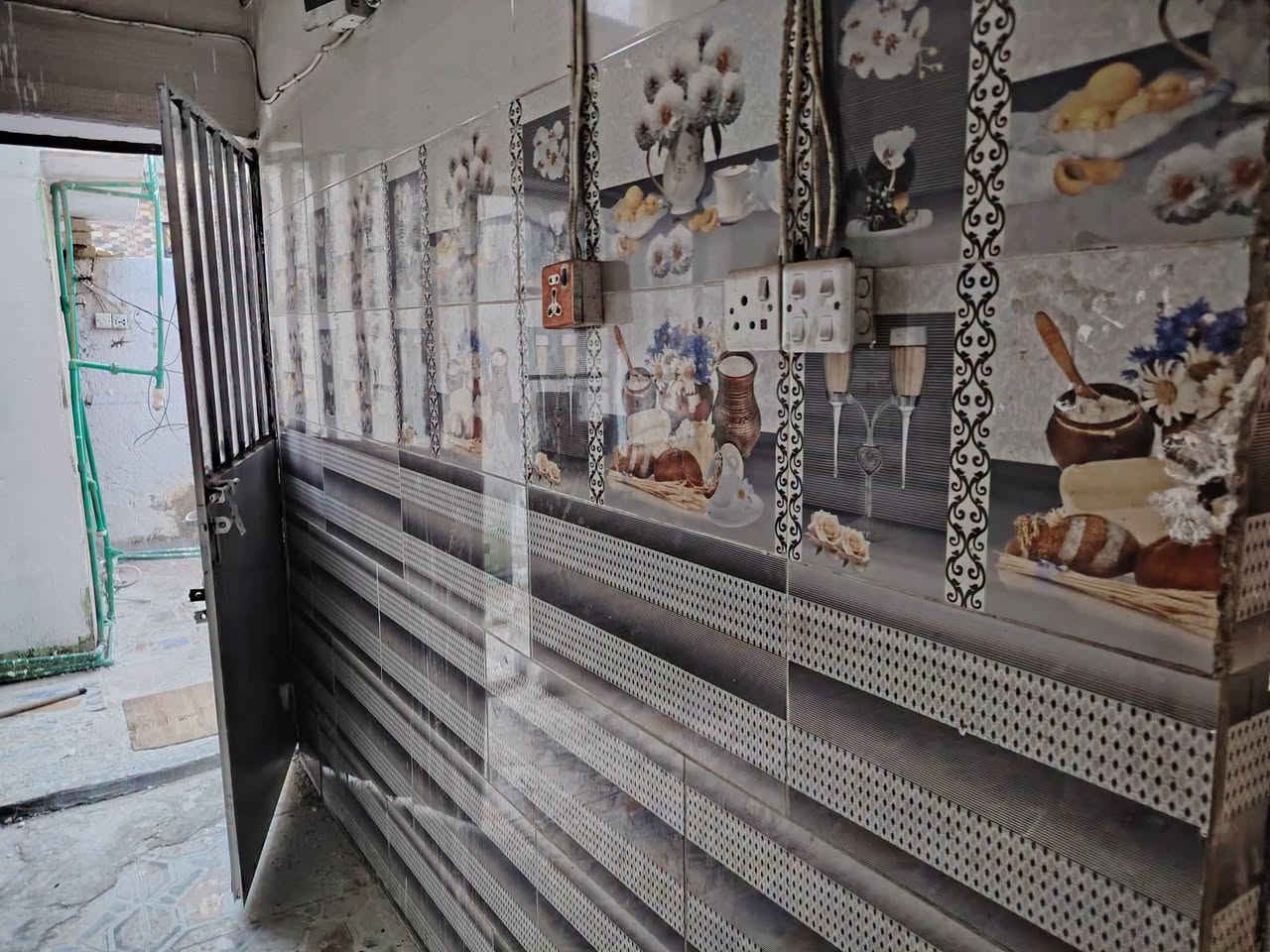 يالله سلام عليكم دار للبيع بغداد المدائن منطقه الحضاريه مساحه ١١٥ متر يتكون الدار من غرفة نوم ستقبال مطبخ مفتوح على صاله سقف مسلح خدمات كامله تبليط كهرباء ماء مجاري ثقيلة ومطار زراعي السعر ٣٧ وبي مجال للاستفسار الاتصال على الارقام *********** أو *********** وات ساب
