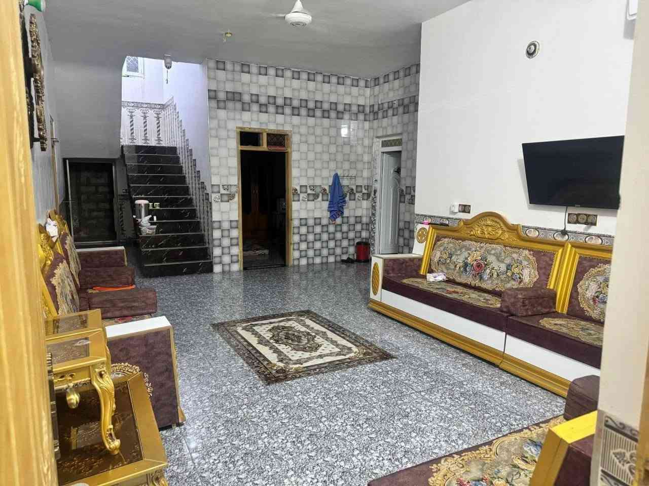 مساحه  ٣٠٠م غرفتين صاله مطبخ واستقبال وحمامات خارجيه بناء بلوك الخالديه  مكان حي الامين  نهايه شارع مستشفى قرب اسواق سيف العسافي
***********
