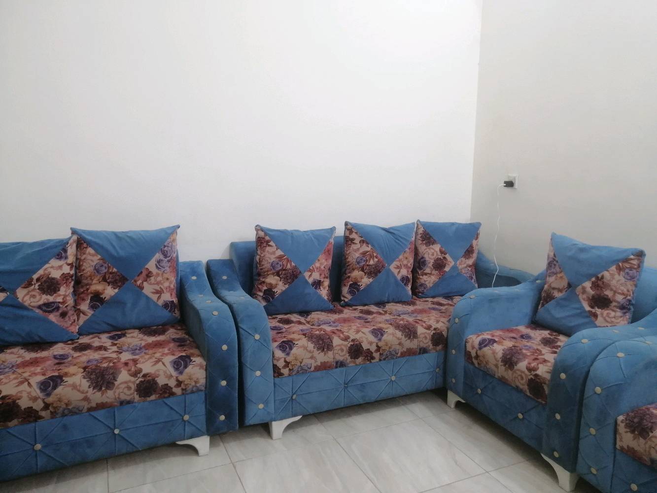 🛋️ طقم كنب 10 مقاعد 🛋️
✨ طقم أنيق ومميز بتصميم عصري
💙 اللون: أزرق سماوي مع قماش وردي مزهر
🪑 السعة: 10 مقاعد
🌸 مخدات مزينة بنفس نقشة الطقم
✨ تطريز وزخرفة أنيقة على الجوانب والواجهة
🏠 مناسب للصالات والمجالس وغرف الضيوف
📸 الصور حقيقية للطقم

سعره 450 وبي مجال بسيط

العنوان بغداد المدائن 
توصيل موجود بس دفع كتروني

التواصل رقم *********** 

نضيف وجديد تزكام