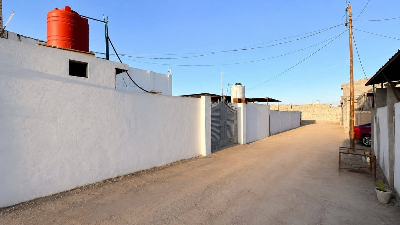 🏡 بيت للبيع – 🏡
📍 الموقع: مقابل جامعة القاسم الخضراء، الفرع المقابل لاستدارة حسن فدعم، ضمن مجمع حجي حسين الجديد.

📐 المساحة: 200 متر 

💰 السعر:  السعرخاص او المراسله على الوتساب.

🔹 تفاصيل البيت:
• البيت يتكون من غرفتي نوم.
• مطبخ.
• حمام داخلي.
• البناء من الطابوق.
• البناء مسوي بوكس ورباط.
• السقف أعكادة وفوكها صبّة بورسلين.
• أرضية البيت مبلطة بالبورسلين.
• البيت مكتمل البناء وجاهز للسكن.
• متوفر كافة الخدمات.
• مساحة 200 متر، وقابل للاستفادة منه والسكن مباشرة.

 ⭐ طابو زراعي /سند 25

📞 للاستفسار والتواصل للجادين:
***********⭐

🏠 البيع مباشر، والبيت مناسب .
