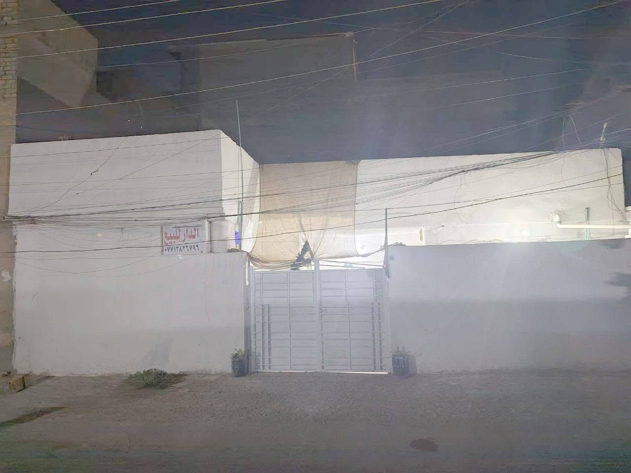 @إشارة 
دار . بيت للبيع  مساحه ١٠٠ متر مرتب على شارع ١٠ متر
العنوان / بغداد  - جسر ديالى القديم محلة ١٠٥ بداية شارع مستشفى ابن الخطيب قرب سوق جسر ديالى القديم 
تفاصيل البيت &&&
استقبل طول ٥ و ٦٠ سم متر.   والعرض ٤ متر
غرفة نوم الاولى الطول ٤ و ٧٠ سم متر والعرض ٤ متر
غرفة نوم الثانية الطول ٤ متر   والعرض ٤ و ٢٠ سم متر
مطبخ الطول ٣ و ٦٠سم متر.   والعرض ٢و ٤٠ سم متر
كلدور الطول ٣ و ٦٠سم متر.   والعرض ٢ و٤٠ سم متر
حمام ١٢٠×١٤٠ سم متر
طرمة الطول ٤ متر والعرض ٩ متر 
صيحات سيراميك ومغسلة يد 
البيت كله ارضيات سيراميك  والطرمة كرانيت 
السقف صب كونكريت تغليف شتايكر جديد
والبناء طابوق و جص وابياض 
شبابيك والابواب حديد 
البيت قرب سوق جسر ديالى القديم ومركز صحي والمدارس 
الهاتف / *********** السعر ٧٥ وبي مجال قليل
