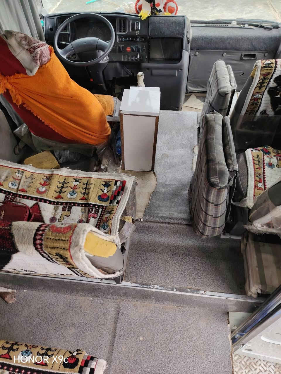 كوستر للبيع 2002مكفول كير محرك شرط  بسمي بي كابون مال بانزين ما تصرف علي ربع السعر ١٣٠ 
اتصل وتدلل***********

نص مكتوب في الصور:
- HONOR X9c