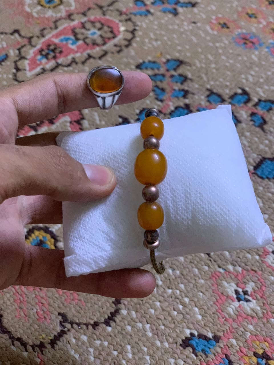 خاتم عقیق یمانی مشمشی
مع سوار فضە مطلی بماء ذهب مع کهرب المانی
***********
واتساب
