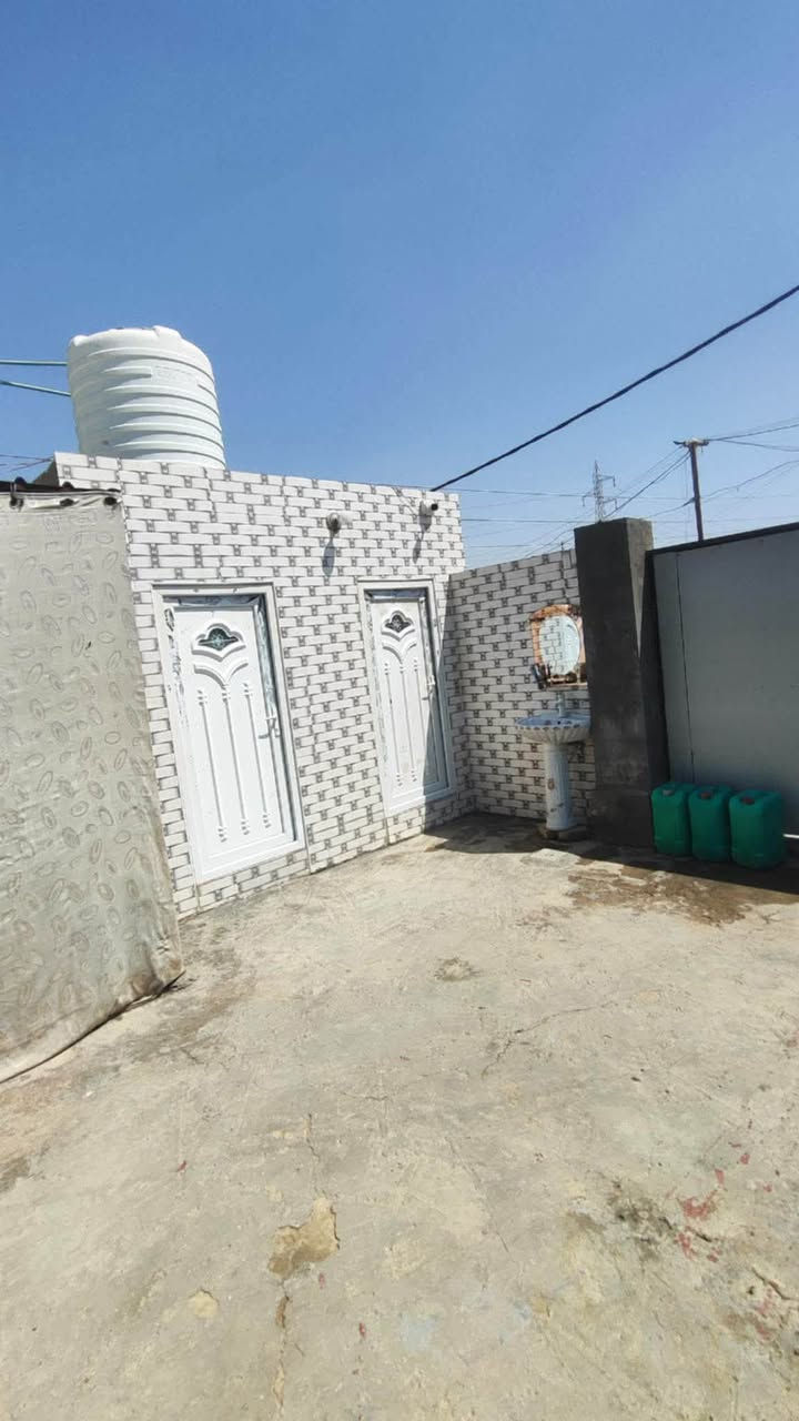 بيت للبيع
 المساحة: 200 الوجه 10 والنزال 20 
يحتوي على:
غرفتين مساحة كل واحدة 5x4
صالة 4x7
استقبال 4x7
مطبخ 4 ونص 4x
صحيات داخلية وخارجية
حديقة ١
المواصفات: الاستقبال، المطبخ،
والصحيات الخارجية جاهزة ومكسوة
بالسيراميك .
الغرفتين والصالة
غير ملبوخات (بحاجة إلى إكمال التشطيب). الخدمات متوفرة بالكامل: ماء، مجاري، كهرباء، بلدية ، شارع سبيس. 
الموقع: قلعة سكر / حي الزهراء
(الماشوشة)
ملاحظة/بناء بلوك بتلو عالي السقف
عكادة البناء جديد
للاستفسار مراسلتنا على الخاص او الاتصال او المراسلة على الواتساب ***********
