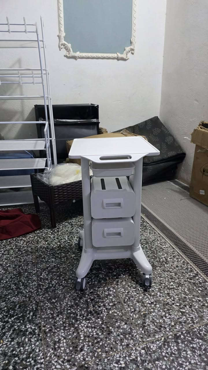t ( ترولي طبي متطور مع أدراج تنظيم أعلى وكفاءة أكبر
سعر ٧٥ توصيل مجاني داخل بغداد
***********

نص مكتوب في الصور:
- 46CM 42CM 5.5CM 71CM 42CM 44CM dr.israa_almaribee ترولي طبي متطور مع أدراج - تنظيم أعلى وكفاءة أكبر تصميم عملي يجمع بين التخزين والتنقل لخدمة العيادات الحديثة أهم المواصفات: أبعاد مثالية: ارتفاع 71 سم - سطح علوي واسع (46×42 سم) أدراج مزدوجة لتخزين الأدوات بشكل آمن ومنظم رف علوي إضافي للوصول السريع أثناء العمل عجلات 360° بحركة سلسة وثبات عالي سطح مقاوم للسوائل وسهل التعقيم تصميم طبي أنيق يناسب جميع العيادات الاستخدامات في عيادة الأسنان: مناسب لوضع Implant Motor مع حفظ الأدوات في الأدراج مثالي لجهاز Piezo Surgery مع تنظيم الملحقات استخدام عملي مع Air Prophy أثناء الجلسات تخزين المواد والأدوات الحساسة بشكل مرتب وآمن رأيي: هذا النموذج أكثر تطورًا من الترولي التقليدي؛ يوفر تنظيم داخلي ممتاز + سرعة وصول للأدوات، مما يرفع كفاءة العمل ويقلل الفوضى داخل العيادة. خيار احترافي بامتياز.