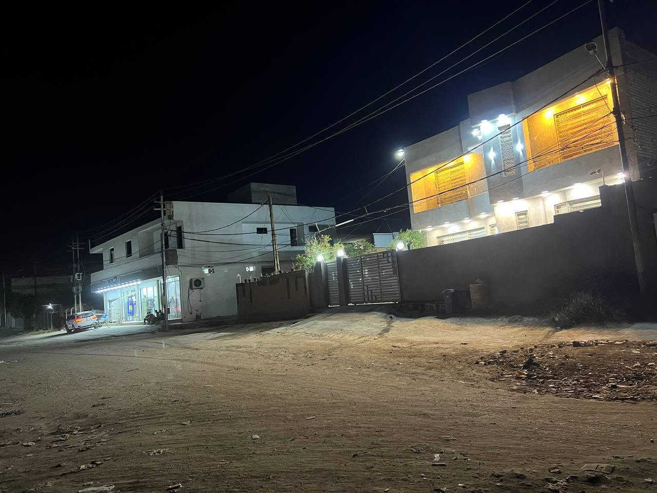 السلام عليكم، بيت للبيع بالشارع الفاصل بين حي الاعلام وحي الانتصار ركن ويا حديقه نص قطعه يعني المساحه الكليه ( 322 ) يعني بيت وبصفه قطعه للاستفسار الاتصال على الرقم غير متواجد بالماسنجر***********
