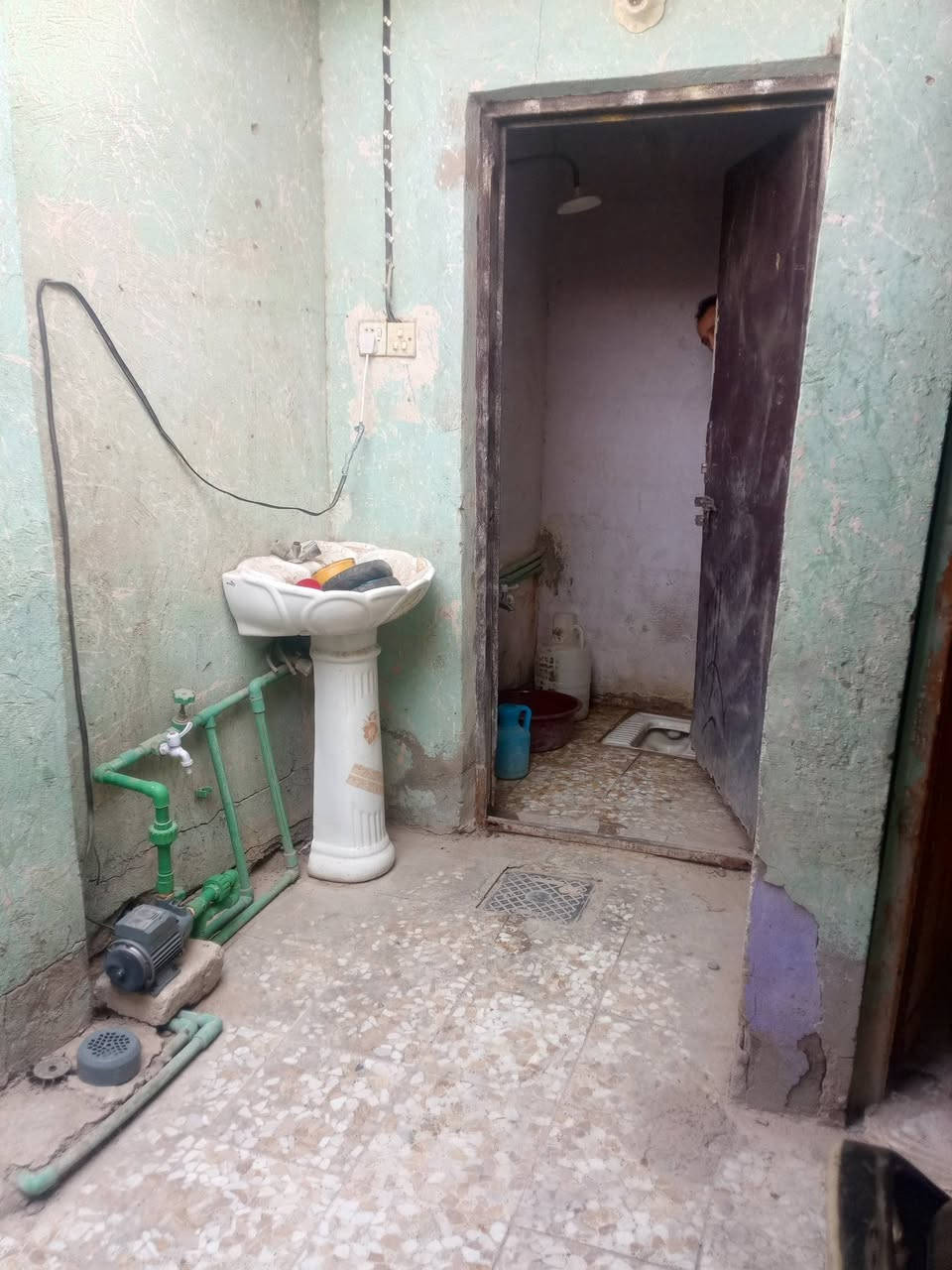 السلام عليكم البيت للبيع طابو زراعي سند 25 مساحه 60 متكون من غرف 2 وصاله+ مطبخ +منور ساحه البيت مبينه كدامك تخاريج خارجيه كامل من كلشي مجاري البيت خارجيه بشارع كونكريت سعره 12 بي مجال قليل مكانه كوفه وره مسلم ابن عقيل ع ***********
