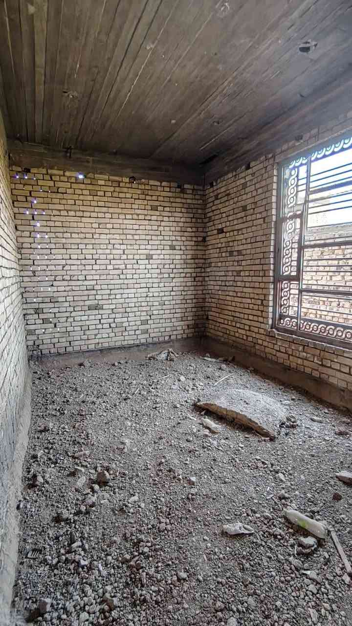 قع للبيع هيكل بسعر مناسب وموقع يجنن مقابل بنايه المرور يبعد 50عن سايدين 
​🏠 معلومات العقار الأساسية:🔈🔈***********
​نوع الملكية: طابو صرف.300م يصير بصفهه المتنزهه 
​الحالة الإنشائية:كونكريت ، أساس مدكوك مع رباط.
​السياج الخارجي: مبني بالكامل بالأعمدة (الدنك)، ومتبقي فقط إكمال الواجهة الأمامية.
​📍 الموقع:
​المحافظة: الديوانية - الدغارة.
​المنطقة: هور الجبور (مقابل بناية المرور).
​📐 التفاصيل والمساحات:
​البراني: 8.5 متر.
​الغرفة الأولى: 7 × 3.5 متر.
​الغرفة الثانية: 6 × 3.5 متر.
​الصالون: تصميم سداسي الشكل.
​المطبخ: 5 × 3.5 متر.
​المرافق الصحية: مجمع صحيات داخلي + مجمع صحيات خارجي

