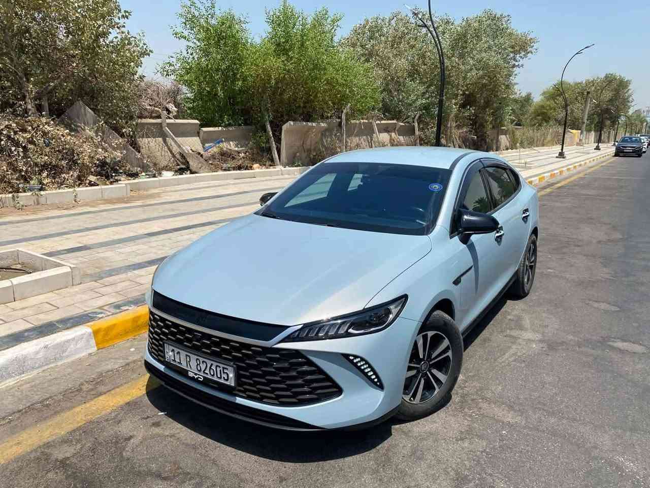 ‏Byd Qin plus 2025
‏
‏لون مميز ويل كروم  
‏
‏ماشية 28 الف كيلو فقط 
‏
‏السيارة مصروف عليها مثل 
‏
‏1-طخم سبيسرات 
‏2-انارة تسلا داخلي 
‏3-سستم كاربون فايبر داخلي كامل 
‏4-لدات دعاميات امامي خلفي 
‏5-عليها عازل حراري و تضليل كامل 
‏6-دواسات 4 بيبان و صندوك 
‏7-الشباك الامامي عليه حماية كاملة
‏8-شاشة دودو لانشر 26 اخر تحديث
‏9-شعار جاملغ امامي متصل بلباب 
‏10-بنيد جكات 
‏11-مطريات 
‏12-مري 
‏13-يدات 
‏14-واقيات طين 
‏15-حاجب لد امامي 
‏16-علامات سود
‏17- سبايدر صندوك
‏18-سبايدر جامة خلفية 
‏19-زعنفة قمارة 
‏20-ارضيات حوضية 
‏21-فرشة صندوك
‏22-سكوبات مثلثات خلفية
‏23-فرشة دشبول خلفي 
24-شاحنة 8 امبير بلادية 
‏25-داش كام الي يريده سعرة خارج عن سعر السيارة وحد
‏
‏كفالة من الفتح و الصبغ و البارد
‏
‏السعر 21200 قفل حلالي يمي و فلوسك يمك 
‏ارفع المنشور بكلمة طيبة و انشالله تركبون اغاتها 
‏
‏مكاني بغداد الغزالية 
‏***********

نص مكتوب في الصور:
- هسا يجيني كذاك الواحد يصيح حلوة 😂