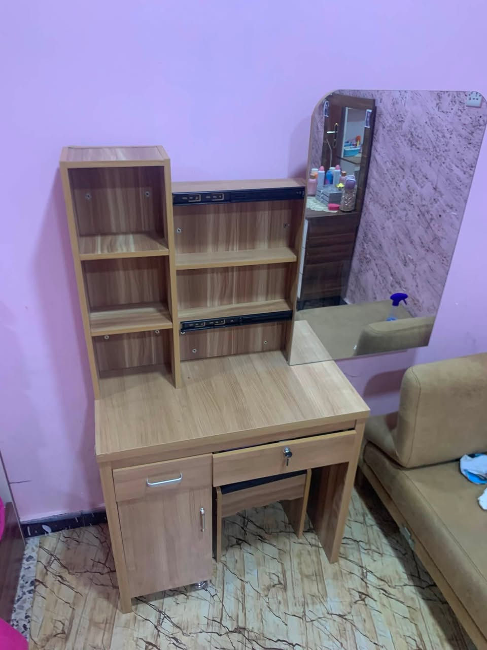 مكتبه اطفال او ميز تواليت تشتغل ع الاثنين ميز ومكتبه بيها مرايه سلايت متحركه السعر 200 الف جديده لوك تريد منصوب او بالكارتونه استفسار ***********
