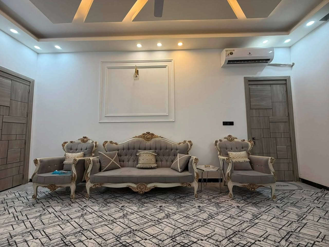 اعلان دار للبيع / ​📍

🏡 دار حديث للبيع (طابو صرف) في الديوانية 🏡
​يعلن مكتب قصر الباشا العقاري
 عرض دار حديثة ومميزة للبيع بمواصفات بناء ممتازة.
​📍 الموقع والعنوان
​المدينة: الديوانية.
​المنطقة: تقاطع النسر.
​أقرب نقطة دالة: قرب الشارع العام الرئيسي (الدغارة).
​ميزة الموقع: واجهة البيت مباشرة على الشارع العام الرئيسي.
​📐 مواصفات العقار العامة
​المساحة: 200 متر مربع.
​عدد الطوابق: طابقين (2).
​نوع البناء: كونكريت مسلح (بناء حديث لعام 2025).
​الوضع القانوني: طابو صرف.
​ملاحظة مالية: العقار مطلوب لصندوق الإسكان

⏰ بمبلغ 50 مليون دينار /💰 

​📋 تفاصيل وتقسيم الطوابق
​🔹 الطابق الأول:
​غرفة نوم.
​صالة واسعة.
​غرفة استقبال.
​مطبخ (نظام حار وبارد).
​شلال داخلي (لمسة ديكور مميزة).
​مناور عدد (2).
​مجموعات صحية (داخلية وخارجية).
​🔹 الطابق الثاني:
​ثلاث (3) غرف نوم.
​صالة.
​مجمع صحيات متكامل.
​📞 للمراجعة والاستفسار
​لمزيد من المعلومات أو لتنسيق موعد لمعاينة العقار، يرجى مراسلة الصفحة مباشرة أو الاتصال على الأرقام التالية:
​📱 ***********
​📱 ***********
​📌 عنوان المكتب: مكتب قصر الباشا - شارع أسواق طيبة - مجاور أسواق الدجلة
