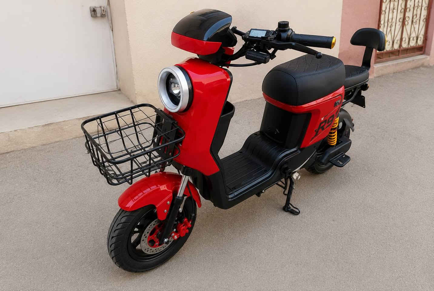 بسم الله الرحمن الرحيم
R9 2026
دراجه شحن للبيع 
مواصفات :  
بطاريه ولي WINLEE 
تجي 5 بطاريات وبل اضافه الى بطاريه داخليه هاي اني شكلتها وتجي وياها شاحنه الاصليه مالهاWINLEE ورماش والوان وضوء قوي وياه تجي كارتات 2ومفتاح وبصمه
وتجي ڤولطيه 70 من أعلى فولطيه وبدون تزويد 
وقدره ملف 1800واط 
ويجي راكد للصدمات لا مفتوح ولا مستبدل شي بيه 
ولا مستعمل غير 33 يوم بس 
للتواصل واتساب ورقم ***********
