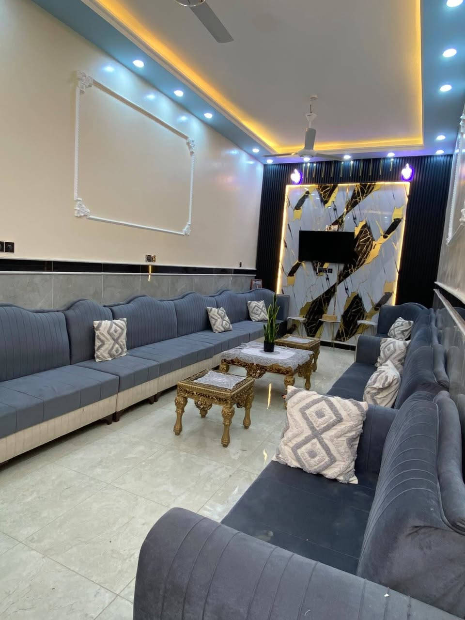 بيت للبيع طابو صرف
بناءدرجه اوله البيت متعوب علي
 من جبسن بورد والارضيه بورسيلين
المساحه ١٥٠م
 الواجهة ٧ونص والنزال ٢٠
 كونكريت مسلح الطابقين
 الطابق الأول 🌹 يتكون من كراج سياره
 كبير واستقبال ومطبخ وصاله ومنور وغرفه نوم كبيره وصحيات داخليه وخارجيه 
الطابق الثاني🌹 يتكون من غرفتين نوم وصاله وصحيات وسطح 
الطابق الثالث🌹 سطح ع كبر البيت
العنوان 🌹 الديوانيه حي الزهراء من جهه فلكه نجاح قريب ع الشارع العام الرئيسي المنطقه 🌹 كامله من الخدمات تبليط وماي ومجاري
 🌹 ومدارس صينيه ابتدائية وثانويه ولد وبنات 
مطلوب اسكان ٤١ ونص والتسديد ٢٨٥ الف
🌹 اذا تريد الاثاث كلمن وسعره 
للأستفسار 🌹 واتساب او الاتصال على الرقم
***********
