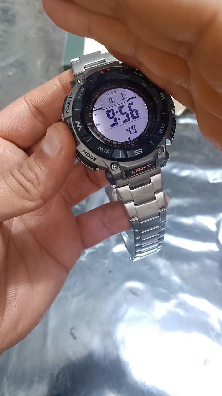 (Casio Pro Trek PRG-340T)
جديد وكالة مع العلبة والملحقات 
تتميز هذه الساعة المخصصة للمغامرين ومحبي الأنشطة الخارجية بمجموعة شاملة من المواصفات والميزات المتقدمة. 
الميزات الرئيسية:
الطاقة الشمسية (Tough Solar): تعمل الساعة بنظام الشحن الشمسي، مما يلغي الحاجة لتغيير البطاريات ويضمن التشغيل المستمر. 
المستشعر الثلاثي (Triple Sensor): تتضمن بوصلة رقمية، مقياس ارتفاع، مقياس ضغط جوي، ومقياس حرارة لتوفير بيانات دقيقة عن البيئة المحيطة. 
مقاومة الماء: مقاومة للماء حتى عمق 100 متر (10 بار)، مما يجعلها مناسبة للسباحة والأنشطة المائية. 
هيكل وسوار من التيتانيوم: السوار والهيكل مصنوعان من التيتانيوم خفيف الوزن وعالي المتانة. 
شاشة LCD مزدوجة: تتميز بشاشة عرض مزدوجة الطبقات لرسومات البوصلة ووظائف الساعة، مما يسهل القراءة. 
مواد حيوية صديقة للبيئة: صُنع الهيكل وبعض المكونات من مواد بلاستيكية حيوية (Bio-based resin) للمساهمة في الحفاظ على البيئة. 
المواصفات والوظائف الإضافية:
إضاءة LED تلقائية بالكامل: توفر إضاءة خلفية واضحة في الظلام. 
التوقيت العالمي: تعرض التوقيت لـ 31 منطقة زمنية مختلفة (48 مدينة). 
ساعة إيقاف ومؤقت: تتضمن ساعة إيقاف دقيقة ومؤقت عد تنازلي. 
منبهات يومية: تحتوي على 5 منبهات يومية مع إشارة الوقت بالساعة. 
عرض شروق وغروب الشمس: ميزة مفيدة لعشاق الطبيعة والمغامرين. 
مقاومة درجات الحرارة المنخفضة: تعمل بكفاءة في درجات حرارة تصل إلى -10 درجات مئوية. 
تقويم تلقائي كامل. 
حجم العلبة (الطول × العرض × الارتفاع)
54.7 × 51.7 × 15.1 مم
وزن الساعة. 87 غرام
