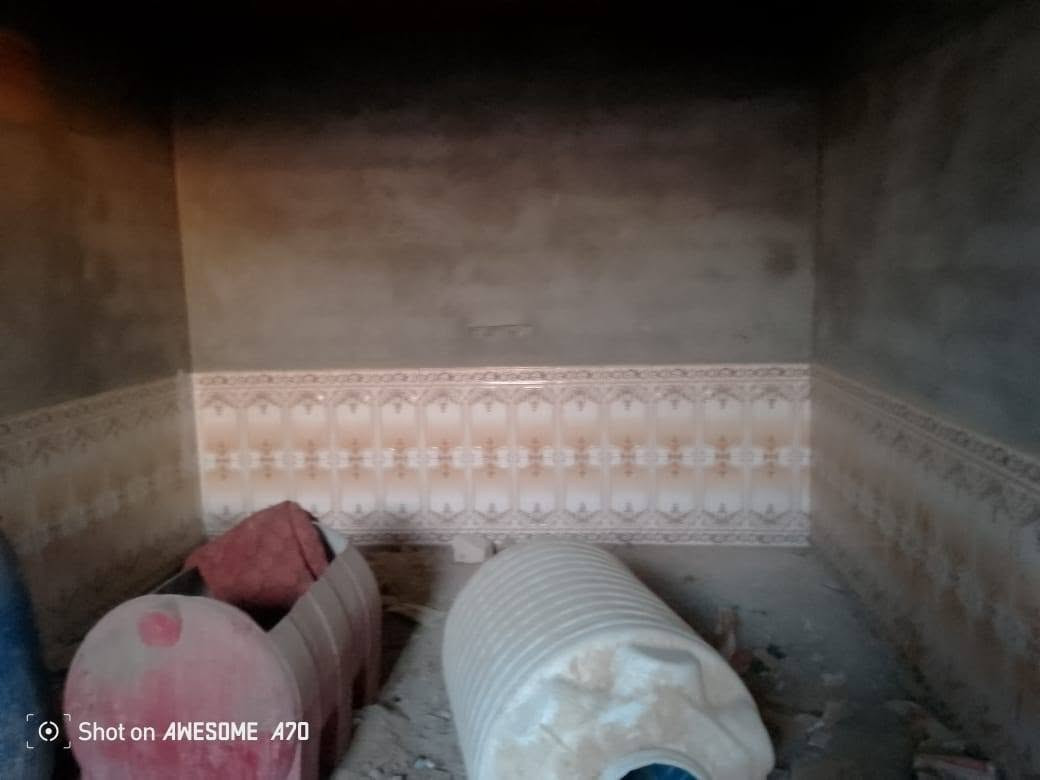 يالله 
بيت للبيع زراعي المساحه 200م بناء 
و60متر ترك  كامل 260م 
بيت بناء جديد بلوگ وعكادة 
يتكون من غرفتين وصاله وصحيات ومطبخ وديوانيه وصحيات خارجيه مع ساحه وسياج 
بيه نواقص قليله ارضيه وكهربائيات ربط 
وترتيبات تجي وتشوف بعينك 
مكانه طريق سوق الشيوخ فضليه قرب مدرسة الامام الباقر 
تقريبا 300متر عن الشارع العام اوقل شويه 
بيت مرتب وشغله حلو ومناسب 
سعره 42 وبيه مجال 
للاستفسار اتصال 
***********

