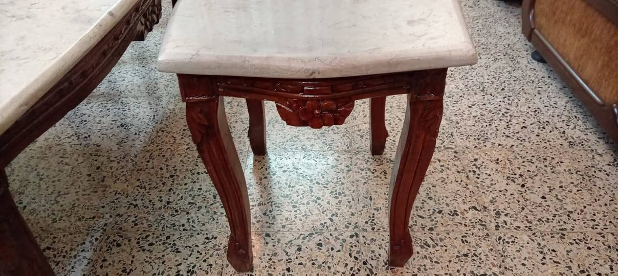 مجموعة ميز و طبلات رئاسي
السطح مرمر اصلي نظيف خالي من أي فطر أو كسر
الخش اصلي مزخرف يدوي
الموقع /الموصل_ حي السكر
للتواصل /***********
