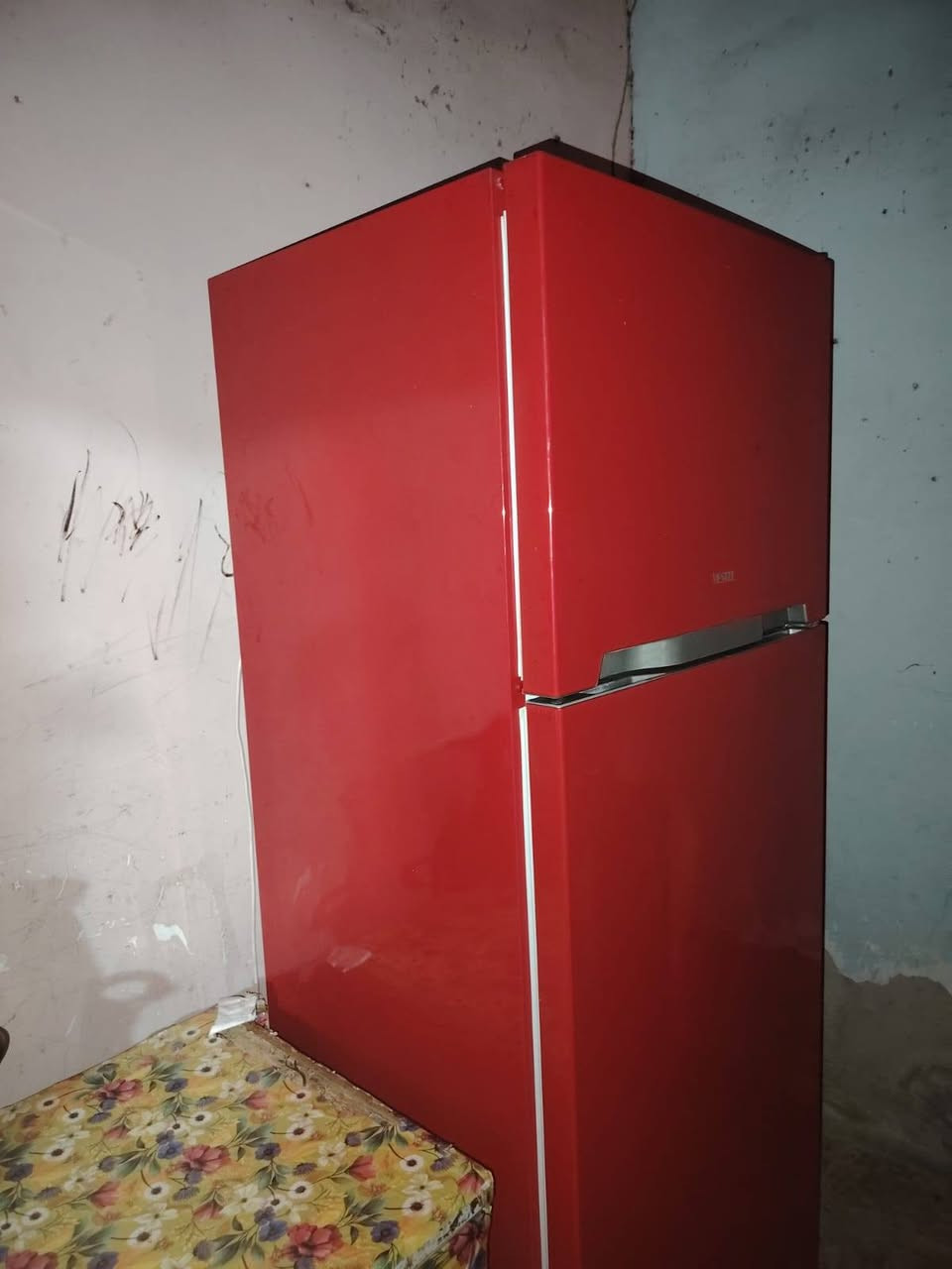 السلام عليكم ثلاجه للبيع سعر 400 بغداد الدوره.   ***********
