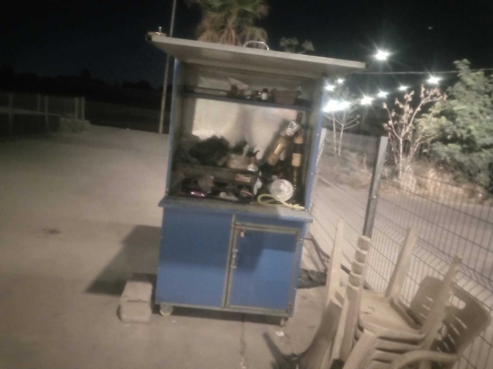 السلام عليكم عندي كشك للبيع هو والغراض ب 325 السعر استفسار على الارقام التاليه الكمليات طباخ قواري نراجيل كله كامل مكمل ويا عراب محلقات***********
