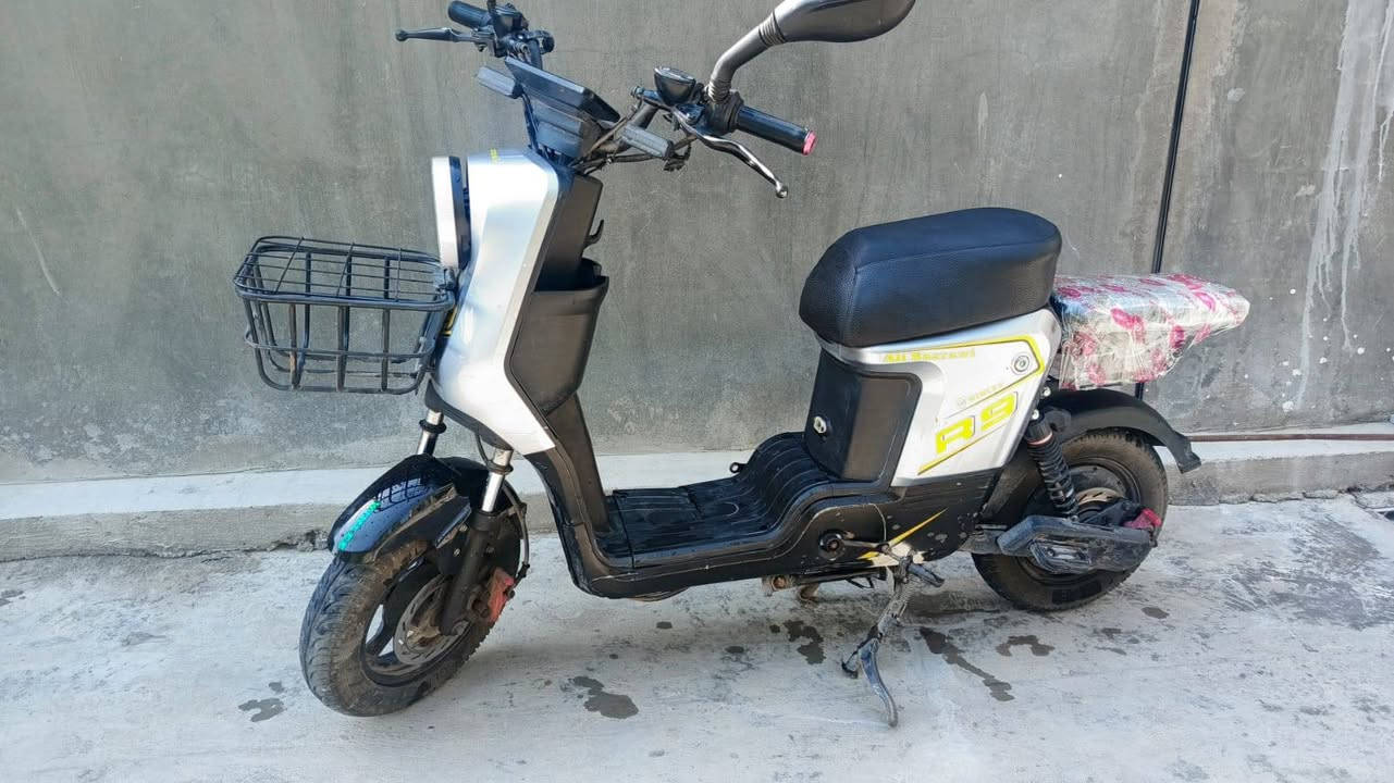 السلام عليكم دراجه شحن للبيع R9 بعد بلايلون بطاريات الكبار على الفحص صالي  شهرين من اخذتها من الشركه الدراجه خير من الله لايت نشرات مسجل هورن بصمه وسويج وكارت السعر 340 وبيه مجال بسيط الرقم *********** المكان بغداد
