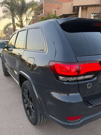 جيب شيروكي  .5 راكب بلاك توب الموديل : 2018 المحرك : V6.  3.6L السعر :...