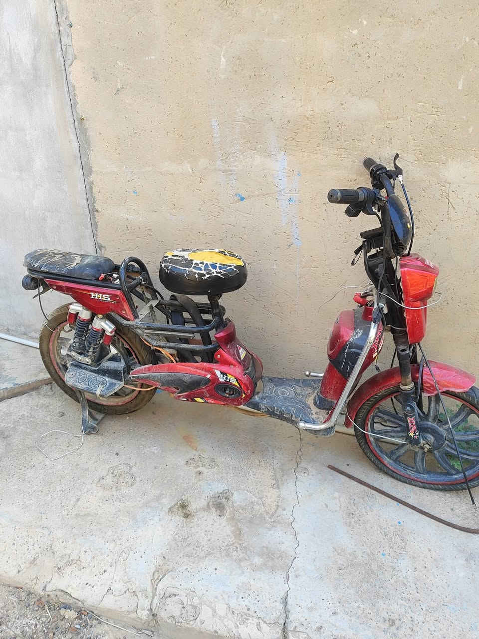 ماطور للبيع ناقصو بطاريات  وجوب امامي أمه الموطور شقال السعر 100 وبيه مجال اتصل علا ارقم***********

