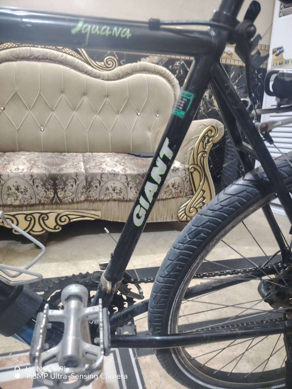 🚲 للبيع: بايسكل c700 جاينت (GIANT) أصلي - بحالة ممتازة🟦
(Mountain Bike) هاردتيل.⛰️

 (الفريم): ألمنيوم خفيف جداً وقوي (Aluxx Aluminum)، تصميم هيدروليكي مريح للمسافات الطويلة.✅

(الإطارات): تايرات أصلية ماركة Maxxis (ماكسس)✅

ويلات ألمنيوم  (Giant GX28) قوية وتتحمل الصدمات.✅

منظومة سرعات متعددة (شفترات شيمانو) مع دنديل ثلاثي أمامي يوفر سلاسة تالية🟥

حجم(27.5)

العنوان بغداد مدينة الصدر

للتواصل ***********
