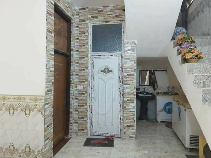 السلام عليكم دار سكن للبيع فول المواصفات في الكوت منطقة حي الحكيم نزلة بيت خليفة يقع على شارع 10م مساحتة 200م البناء طابوق درجة اولى والسقف صب مسلح والارضية والجدران سيراميك ويتكون البيت من غرفتين نوم وصالة واستقبال ومطبخ وصحيات داخلية وخارجية ومرقم من قبل البلدية السعر 60 وبي مجال الاستفسار الاتصال على هذا الرقم ***********
