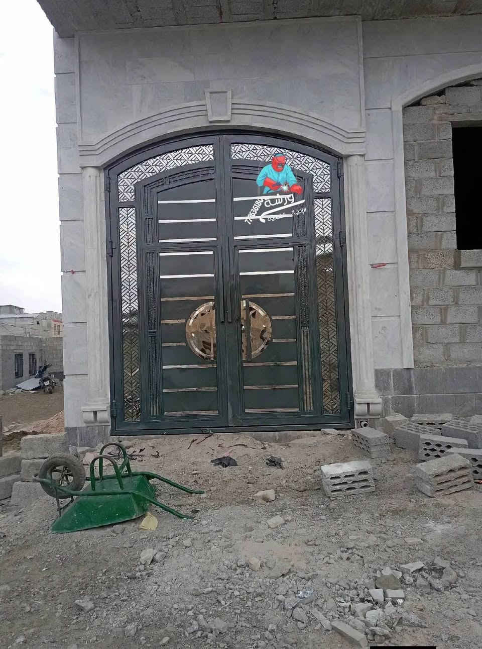 🛠️ ورشة أبو رجوة للحدادة العامة 🛠️
​تصميم وتصنيع أحدث أبواب وشبابيك الحديد
​✨ نجعل من الحديد تحفة فنية تزين بيتك! ✨
​📋 خدماتنا:
​بيبان خارجية وداخلية: (كلاسيك - مودرن - قص ليزر - أبواب أمان).
​شبابيك وحمايات: تصاميم معاصرة ومتينة لكافة المساحات.
​درابزينات وسلالم: حديد فورفورجيه وتصاميم هندسية راقية.
​مظلات وهياكل حديدية: تنفيذ كافة أعمال الحدادة العامة بدقة عالية.
​🌟 لماذا تختار ورشة أبو رجوة؟
​🔨 دقة في التنفيذ والتزام تام بالمعيد.
​💎 متانة عالية وجهوزية لكل أنواع التصاميم.
​💰 أسعار مناسبة تنافس السوق.
​📍 العنوان والموقع: نجف شارع مكتب الرشيد ***********

نص مكتوب في الصور:
- ورشة 771636180 الإنجاز الحديبة