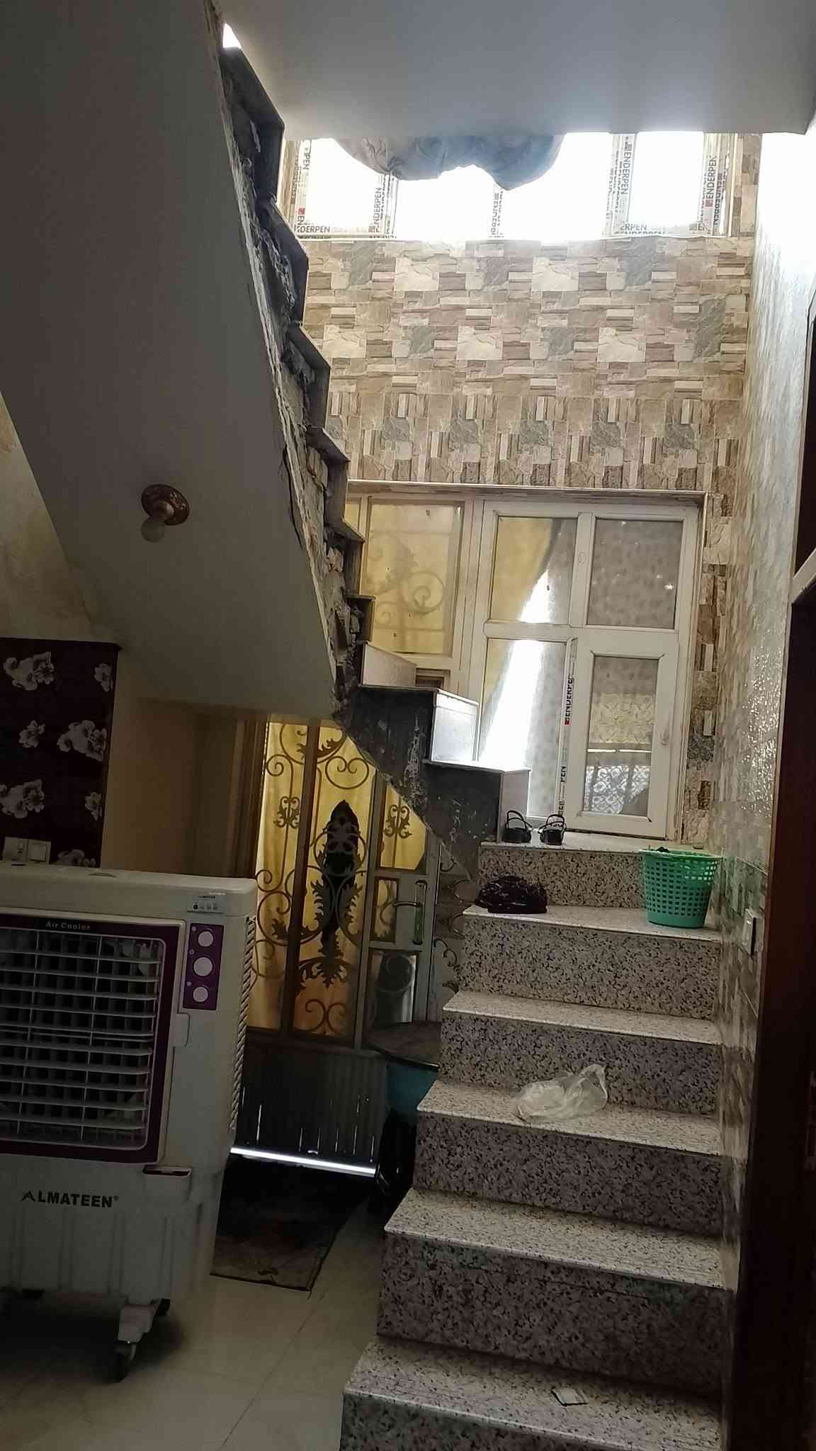 بيت للبيع المساحة 160 متر طابو صرف طابقين يحتوي على ثلاث غرف نوم وصالات عدد 2 واستقبال ومطبخ وصحيات عدد 3 الموقع القاسم شارع المركز الرحمانيه أول فرع على جهة اليمين للاستفسار الاتصال على الرقم ***********
