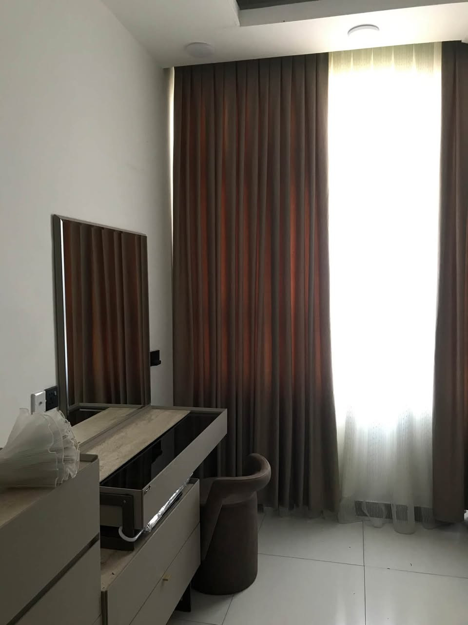 السلام عليكم
🏠 بيت للبيع في كربلاء – حي الإطارات

📍 الموقع: كربلاء – حي الإطارات، قرب مدرسة بطل خيبر.

📐 المساحة: 100 م²
🏗️ سنة البناء: 2019
🏠 طابق ونصف – بناء درجة أولى
🔨 كونكريت مسلح وطابوق جمهوري

✨ تفاصيل البيت:

🔹 الطابق الأول:

• غرفة نوم
• صالة معيشة
• استقبال مفتوح على الصالة، مع باب دفتري للفصل بينهما
• مطبخ
• صحيات عدد 2 
• أرضية كاشي
• الجدران سيراميك وبياض

🔹 الطابق الثاني:

• غرفة نوم
• صالة
• حمام
• سطح داخلي
• أرضية بورسلين درجة أولى
• الجدران بياض

الخلاصه:
• مجموع غرف النوم: غرفتان
• مجموع الصحيات: 3
• جميع أبواب البيت من تسكام عراقي درجة أولى
• البيت كامل وجاهز للسكن، ولا يحتاج إلى أي إضافات

💰 السعر: 140 مليون دينار عراقي
للعلم البيت يباع حصراً من صاحب الدار وليس عن طريق دلال او مكتب 

📞 للاستفسار والاتصال:
***********

📌 للجادين فقط، يرجى الاتصال على الرقم أعلاه.

