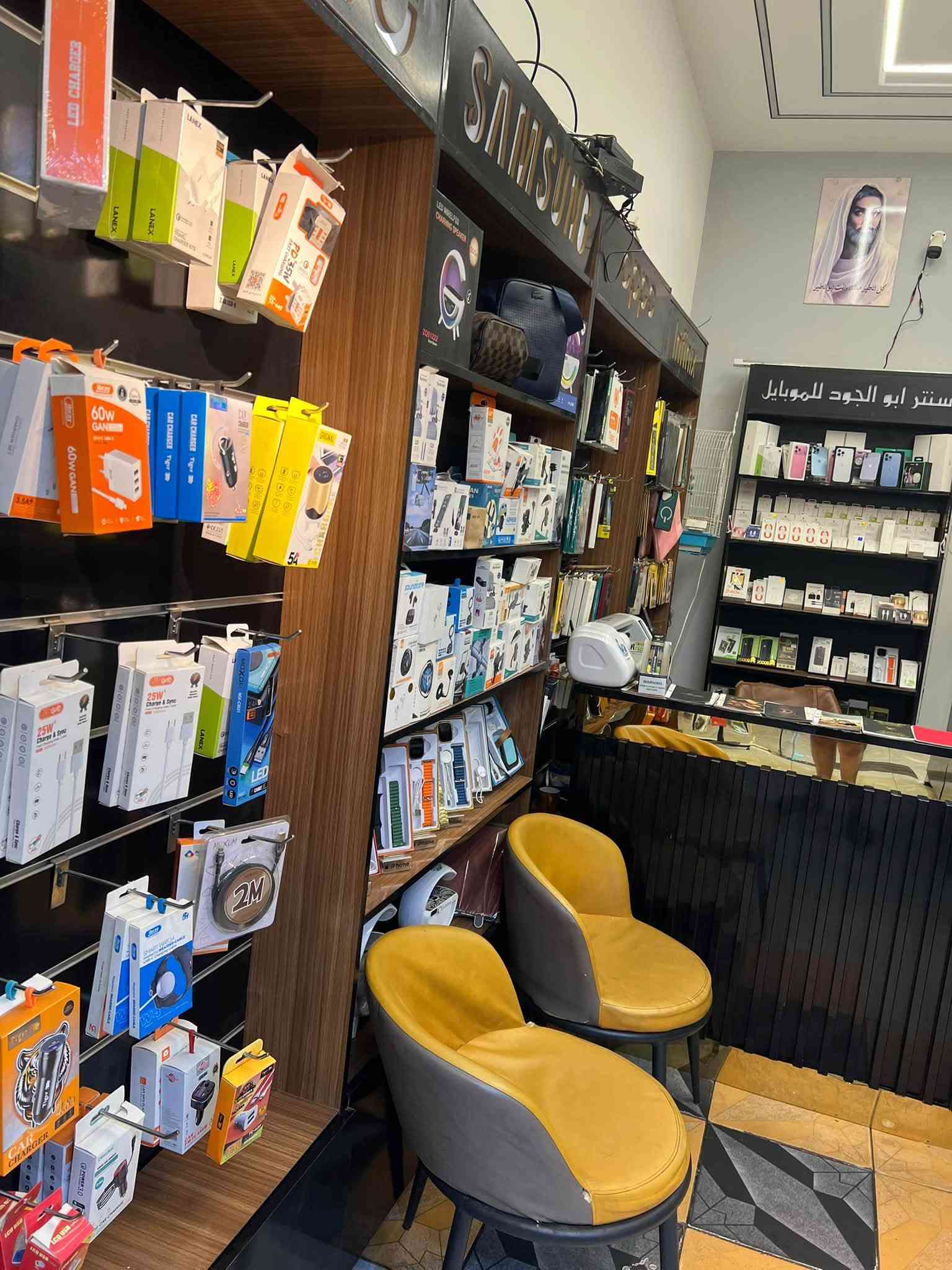 بسم الله الرحمان الرحيم 

محل تلفونات للبيع اسم المحل سنتر أبو الجود للموبايل
لمحل كدامكم متعوب عليه وعلى ديكوره ويحتوي على 10 ڤاترينات للاكسسوارات كلهن صاج وتفصال مسويهن 
ومكان المحل تجاري شارع المسبح مقابل مطعم مروان ابو الفلافل بلضبط ومصروف ع محل هواي حتى سيراميك مسويله 
المحل كامل للبيع سبلت و اكسسوار وبراد ومنضومه كامرات تحتوي على 4 كامرات وشاشه كامرات وجام مسوي وبروڤايل موضح بلصوره وعده كامله مكمله للصيانه شرط اصليه وجديده وابو الصيانه يعرفهن ولمحل خير من الله بس سبب لبيع راح اسافر ومحتاج فلوسه للتواصل على الرقم او واتساب ***********
للعلم أيجار المحل 500 ولمحل جبير ماشاء الله
