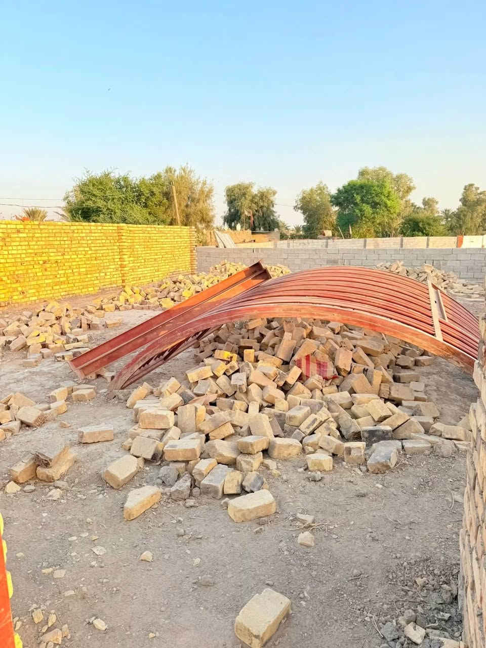 هيكل اساسه كونكريت مبني واجه وصفحه مساحه 225 ركن زراعي  متوفر ماء وكهرباء ومولد بالباب  يتكون من 
غرف عدد2 5متر
صاله 11متر
استقبال 9متر
مطبخ 6متر
مجموعه صحيه 5متر
مدخل 2متر
ممر جانبي عرض متر ونص
ممر خلفي عرض متر  العنوان خلف البيطره وره تسفيرات  السعر23مليون بلاش رقمي للاستفسار ***********
