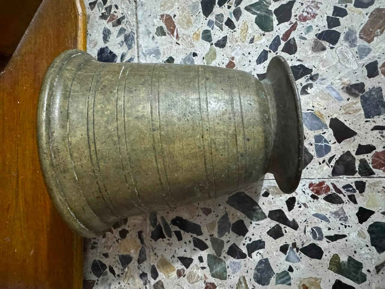 هاون للبيع رتفاع ١٩ بدون يده وزنه ثقيل كلش 
مكاني البلديات سعره ٨٥..       ***********
