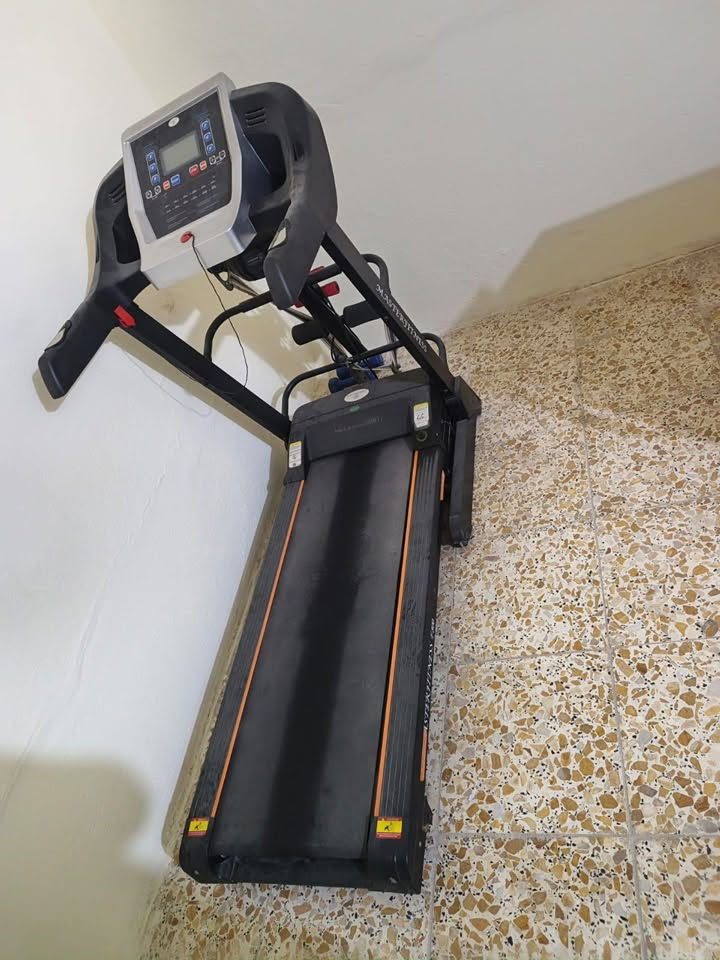 جهاز جري رياضي نضيف جدآآ استخدام قليل . مواصفاته :
ميل كهربائي (Incline) مع أزرار سريعة: 

برامج تدريب P1 إلى P12.
شاشة تعرض عادةً السرعة، الوقت، المسافة والسعرات، وقد تعرض النبض.
حساسات نبض بالمقابض.
مفتاح أمان للطوارئ.
مدخل MP3.
محرك كهربائي مع سير مشي عريض نسبيًا.
ملحقات إضافية ظاهرة بالصورة: جهاز مساج/تمارين ومقبض مقاومة وأوزان صغيرة.
السعر : ٩٥٠ الف 
المكان : حله مركز 
***********
