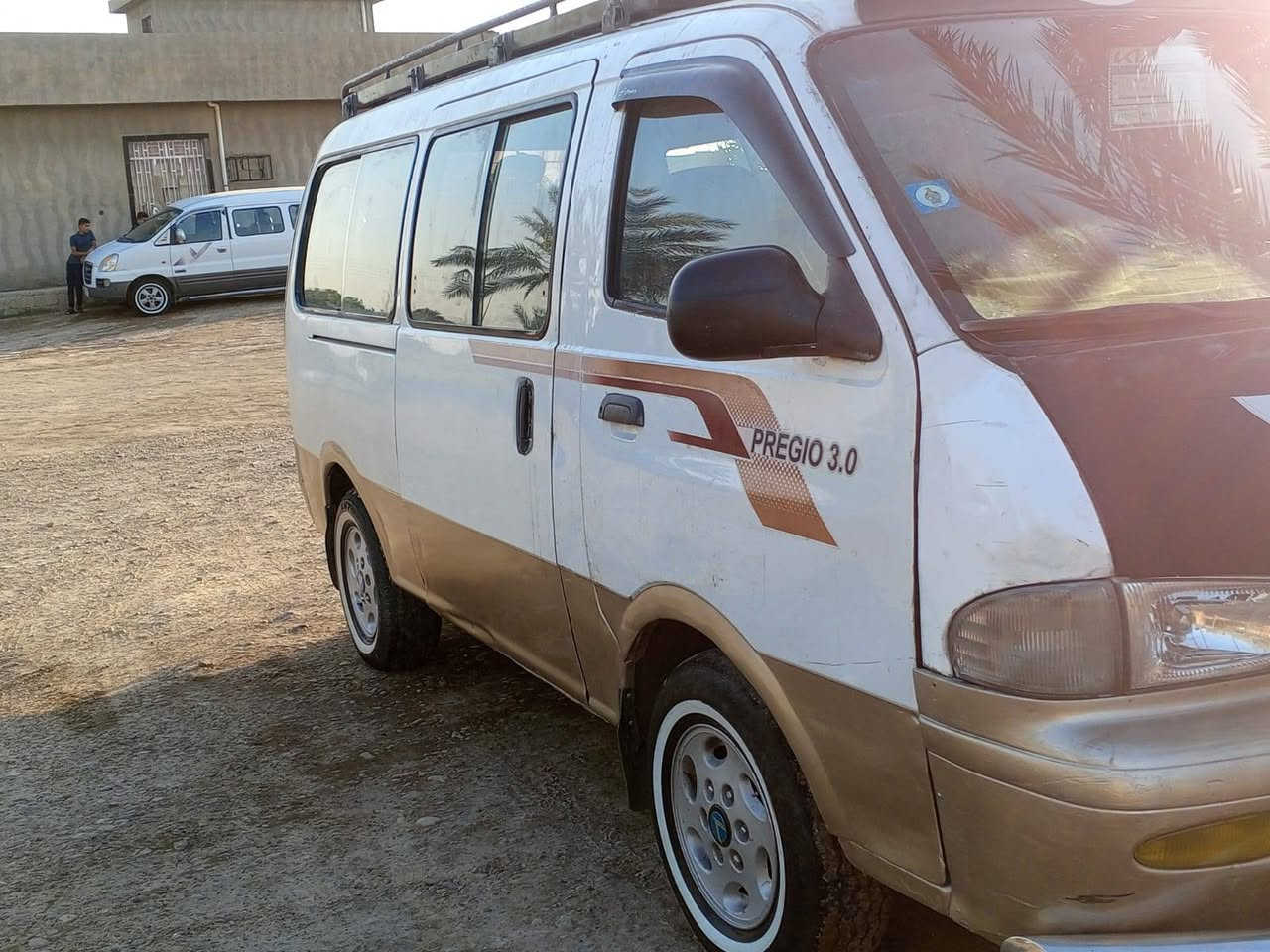 بريجو للبيع موديل 2001سياحي رقم بغداد انكليزي محرك كير اكسل مكفول سياره بيها صبغ الربع وره باب السلايت والباقي بلادي بدون صبغ السعر 80 العنوان بغداد الطارمية 
  /// *********** ///
