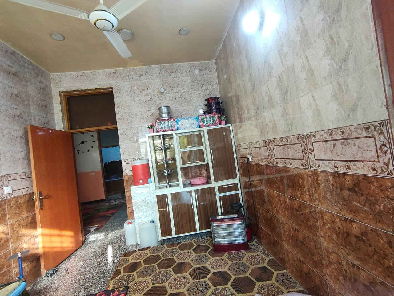 بيت للبيع مساحة 150 طابو صرف بناء حديث ويحتوي على غرف نوم 4 استقبال مطبخ صاله2 حمام مشترك3 مناور2 كراج بيت كامل ما ناقصة أي شي جسر ديالى القديم شارع المصرف دفافعه فرع الصيدلة قرب السوك والمدارس للاستفسار اتصل ***********
