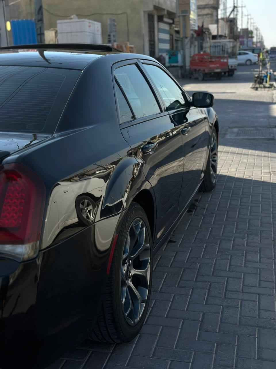 اوباما  S , سليمانيه كفاله بيه باب السايق والمكر صبغ اثر شخط والباقي كفاله عامه والتكمه بيهه رصعات موظح بالصورة السيتره ماشيه 120 كم 
سعرهه 240 وبيه مجال حك الجيه السياره جديده جدا وبالعافيه ع الياخذهه للاستفسار الاتصال ع الرقم   *********** مكان السياره البصرة البصرة, العراق
