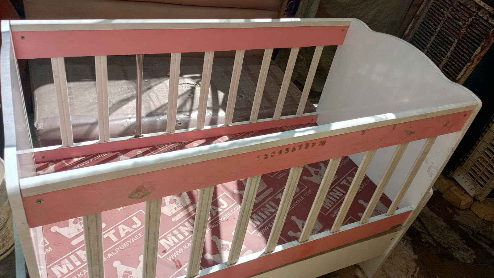 سرير اطفال هزاز نظيف ناقص مجرين فقط  و سعره ٢٥ مابي مجال
