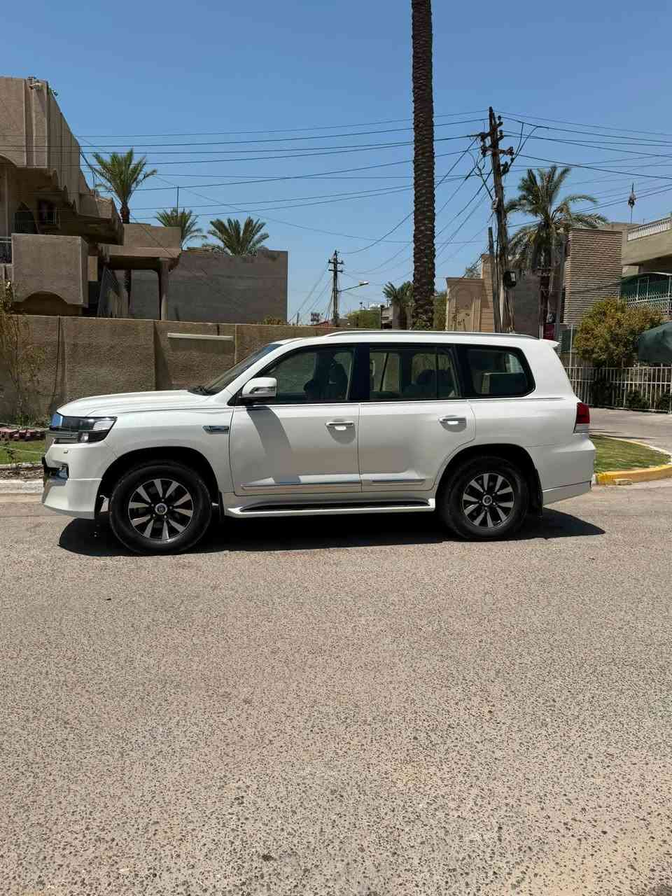 سلام عليكم 
للبيع لادكروز مديل 2018 رقم بغداد بسمي 
موصفات السياره فول  سياره ماشيه اقل 100
مكينه كير مكفولات تخم تاير جديد 
صدر امام خلفي جديد.  تبريد ثلج 
سياره بيه حادث جاملغين وبنيد وكصه القماره صبغ 
سعر سياره 328 بيه مجال 
مكان سياره بغداد البلديات   رقم ***********

